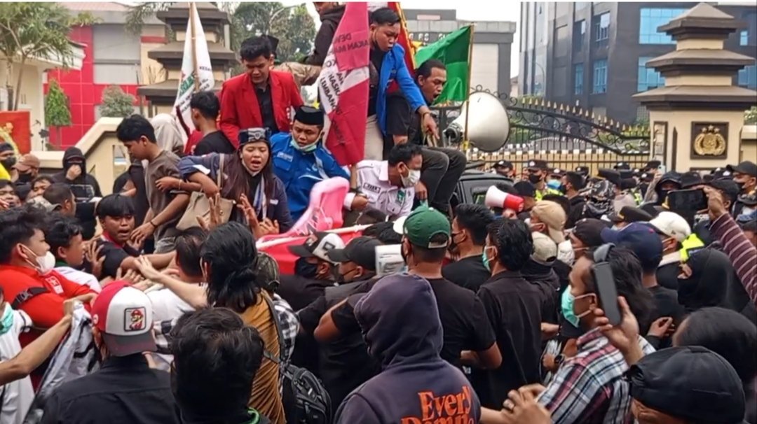 Demo Karhutla di depan Polda Sumsel Ricuh